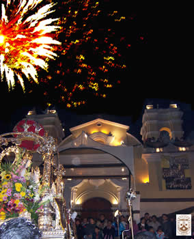 Fuegos multicolores iluminaron el cielo al paso de la sagrada imagen, Fotografa: Felipe S. Rojas A."Pipo" y Daniel Avila R.